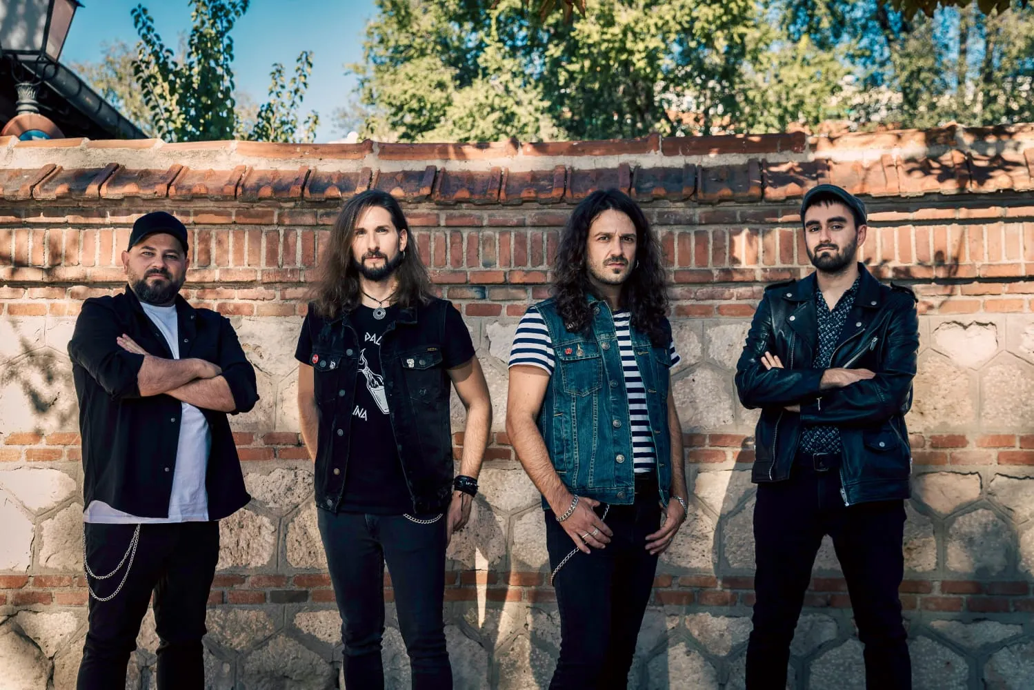 Foto de promoción de A TiRO junto a un muro de ladrillo