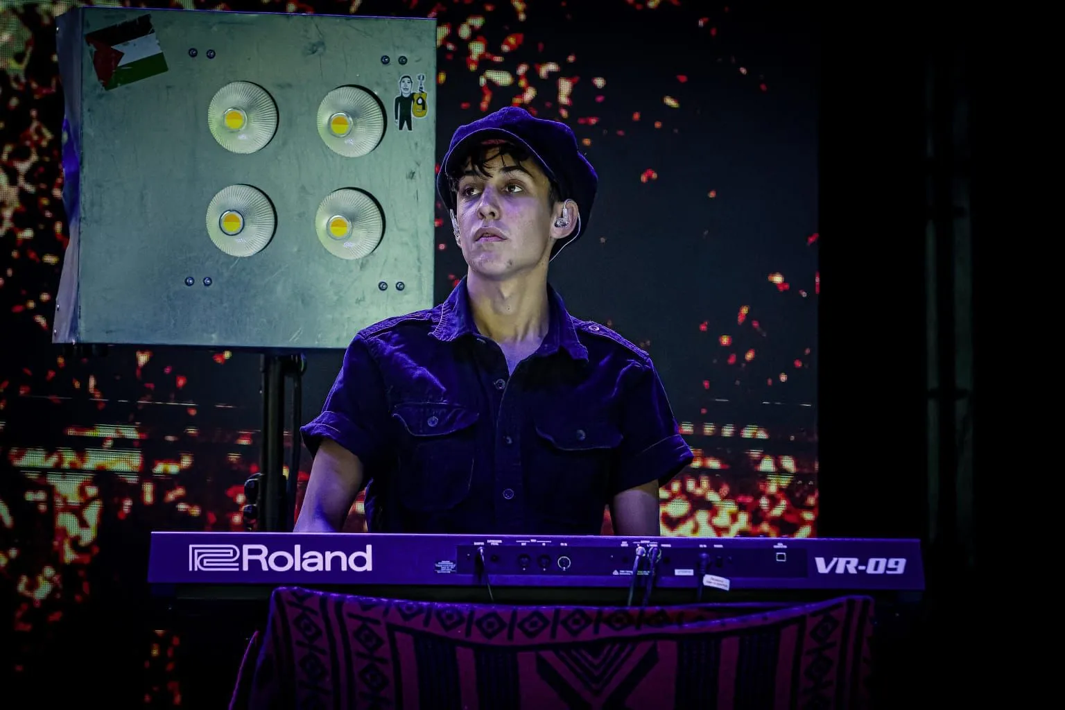 Teclista de A TiRO con su teclado Roland