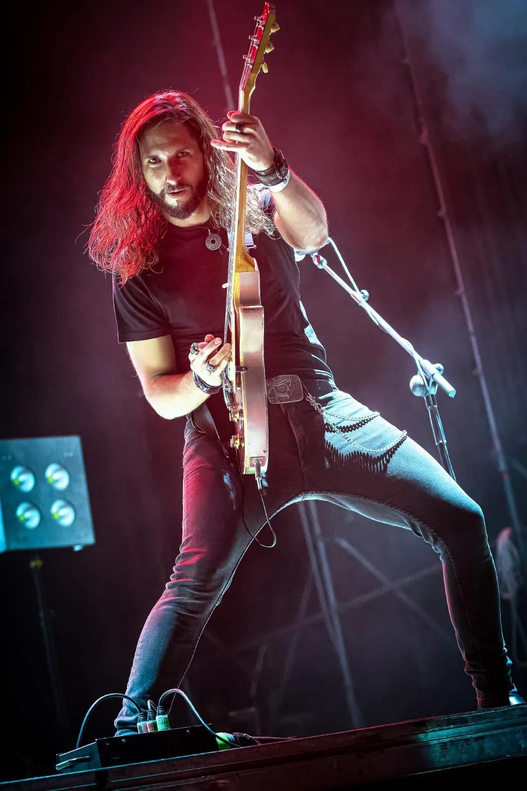 Guitarrista de A TiRO tocando en el escenario