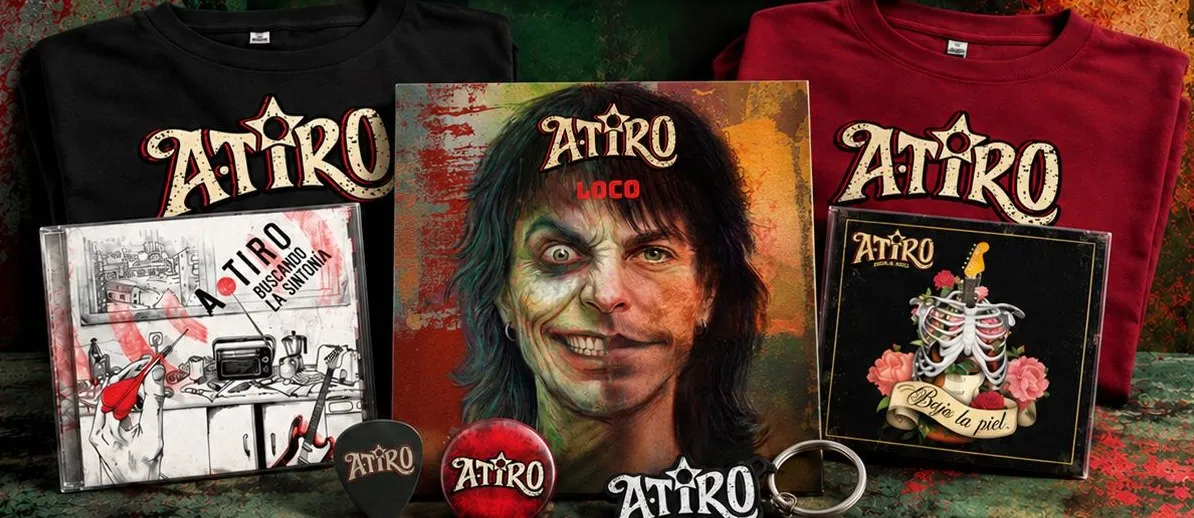 Merchandising de A TiRO: camisetas negra y granate, los CDs Buscando la sintonía y Bajo la piel, la portada de LOCO, una púa, una chapa y un llavero